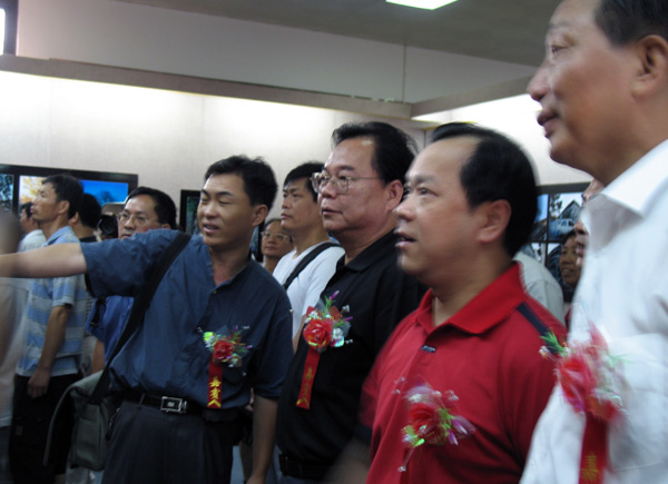 嘉宾在观看作品展。