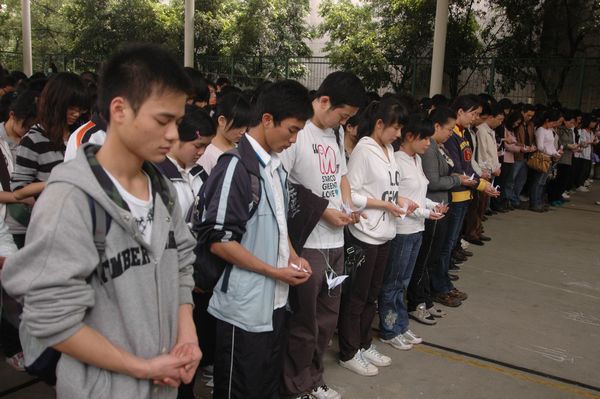 师生们为玉树地震遇难同胞肃立默哀