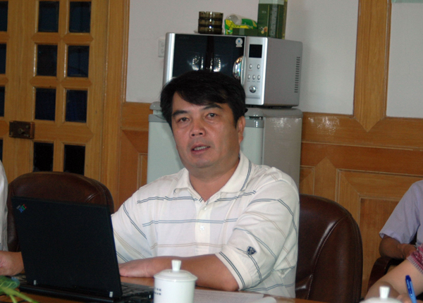 陈大克书记向督查组汇报我校的相关情况。