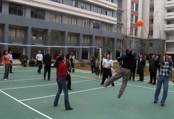 气排球友谊赛的精彩场面。