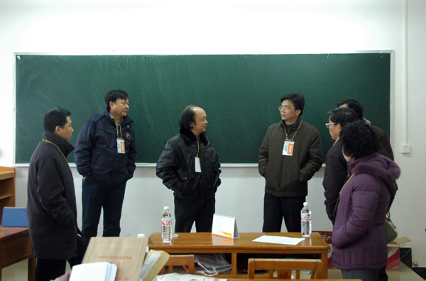 考试院领导在向考点负责人和考试的专家组了解情况。