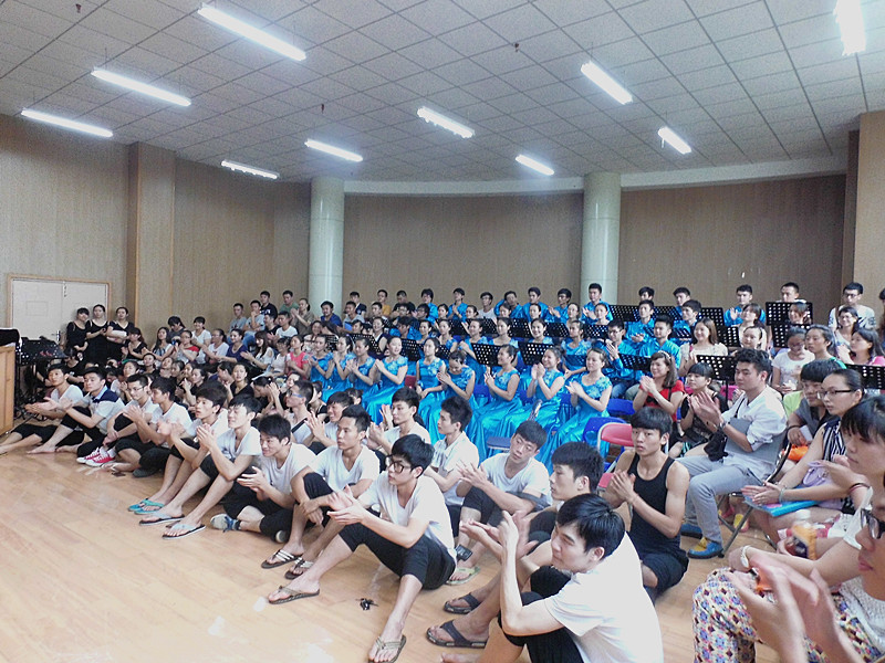 排练师生认真聆听唐仁郭副书记动员讲话