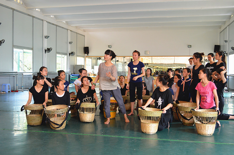 韦金玲老师为同学进行动作示范