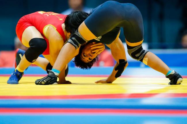 钟雪纯在赛场上顽强拼搏（新华社照片）