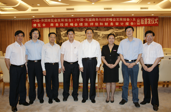 出席仪式的自治区领导与我校党委书记王枬、出版社负责人合影。