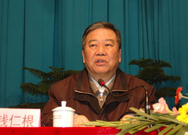 钱仁根教授在作报告。