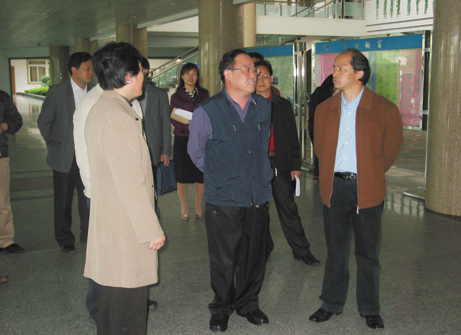 自治区人事厅副厅长何利顺（前排中）到我校检查指导工作