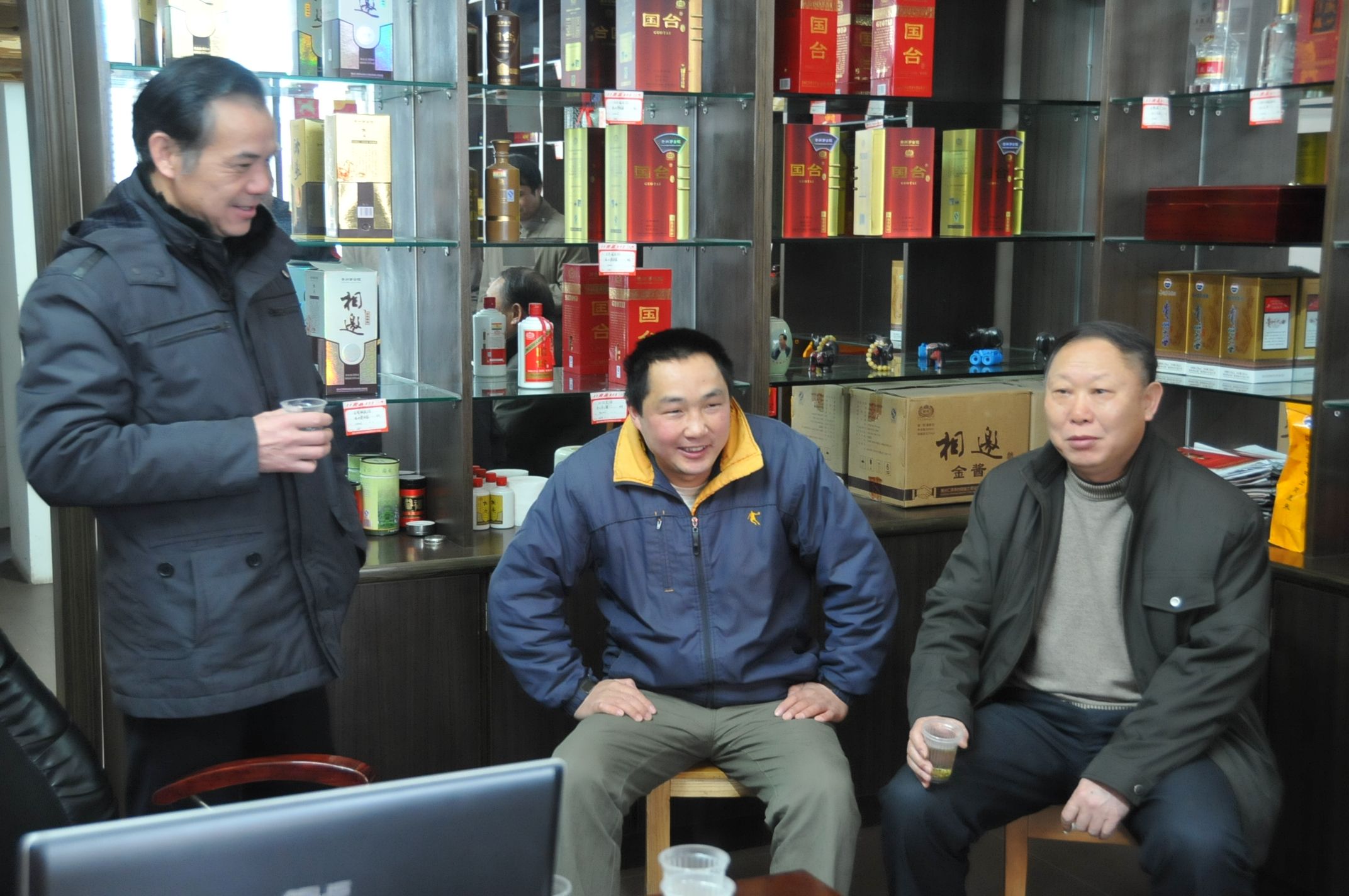 刘健斌副校长一行与创业职工蒋传华(中)交谈,了解其创业情况