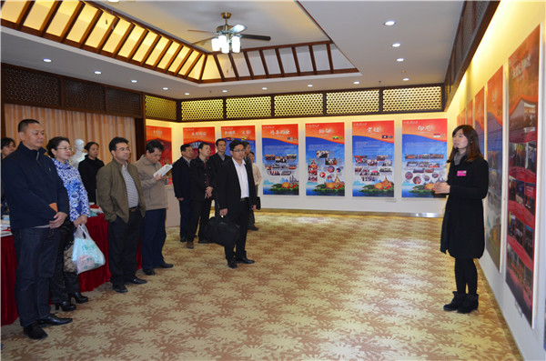 嘉宾参观广西师范大学东盟展厅