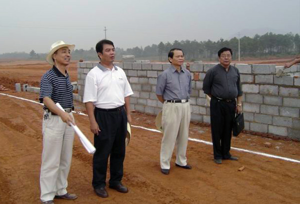 陈大克书记实地视察雁山校区工地建设情况。