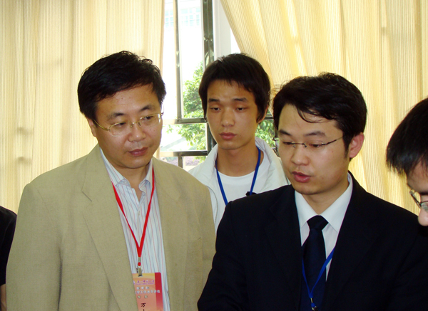 万小朋教授与计信学院学生交流。