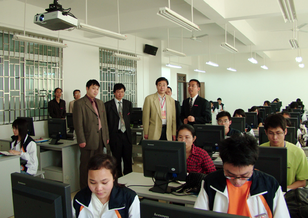 万小朋教授实地考察计信学院机房。