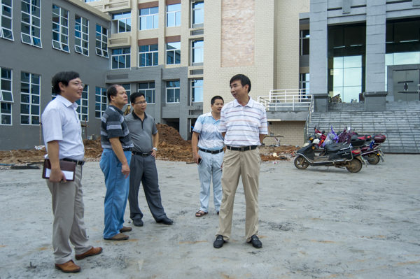 校领导检查理科一号楼（大学生通讯社 蔡彬彬/摄）