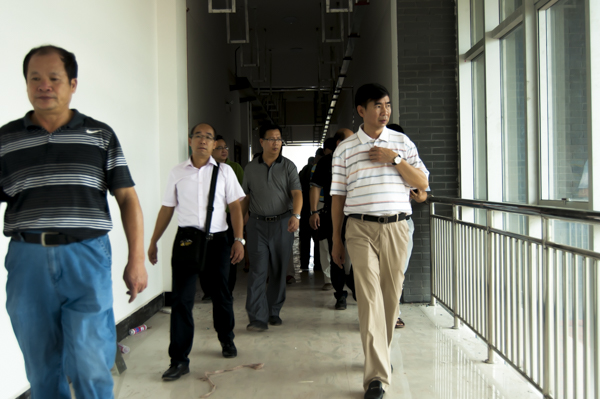 校领导到理科实验楼检查