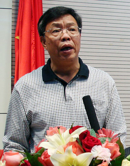 副校长、社科联主席、博士生导师钟瑞添教授在会上致辞。