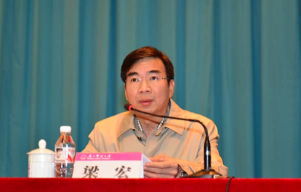 校长梁宏主持情况通报会