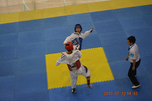 强有力的一击（蓝色衣服为我校学子张倬）