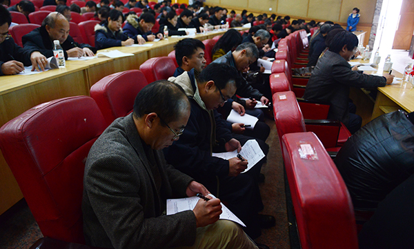 老师们正在填写测评表