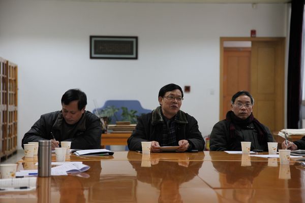 钟瑞添副校长（中）在会上讲话