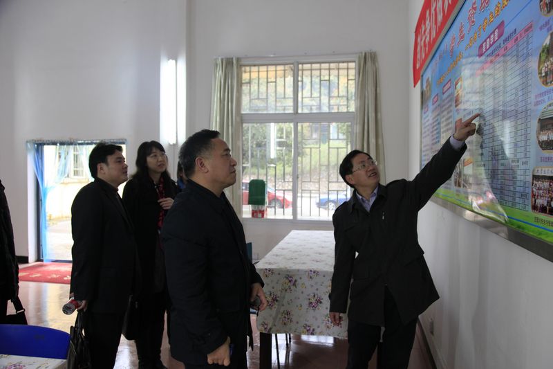 唐仁郭副书记向林宁巡视员介绍我校本科学生资助工作