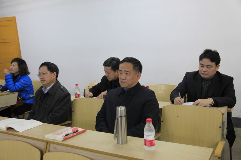 唐仁郭副书记陪同林宁巡视员在教室听课