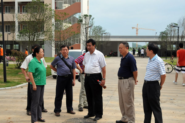 校领导在搬迁现场办公