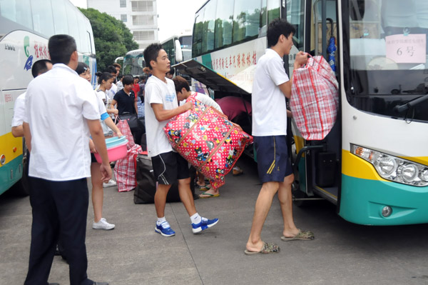 育才校区,同学们有秩序地组织搬运行李