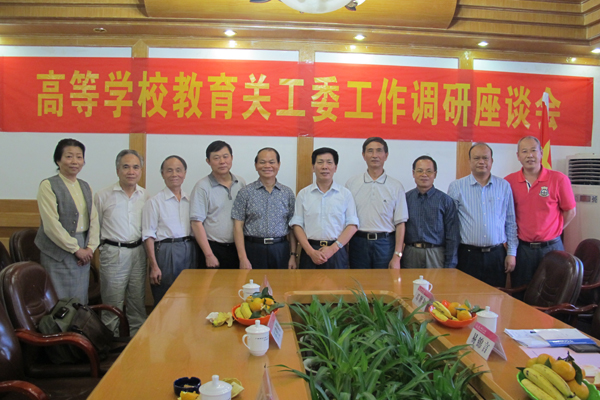 车芳仁主任与座谈会人员合影