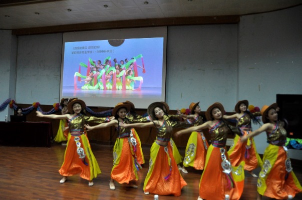 2015级学前教育专业（中升本）同学的开场舞《溜溜的康定 溜溜的情》
