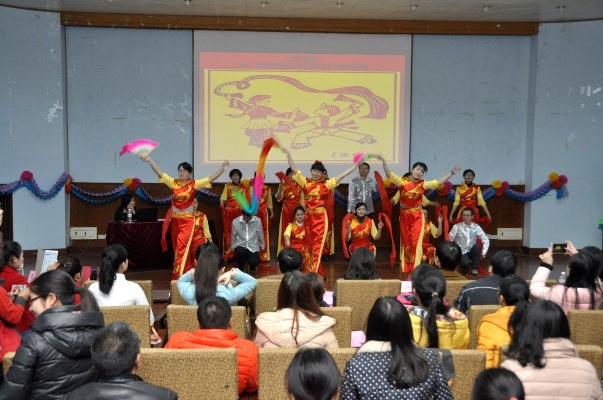 学员表演集体舞《张灯结彩》