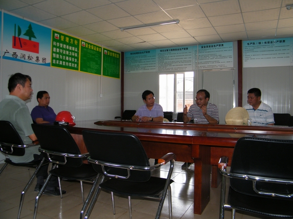 润松集团相关负责人向副校长覃卫国汇报项目建设过程中所遇到的困难