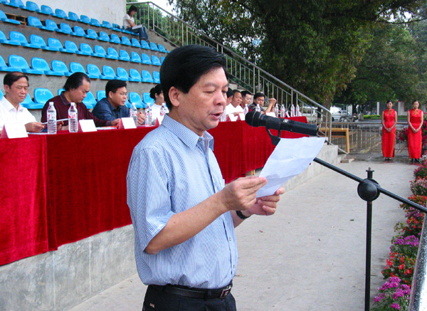广西体育总会副会长兼秘书长潘立焕在开幕式上致词。