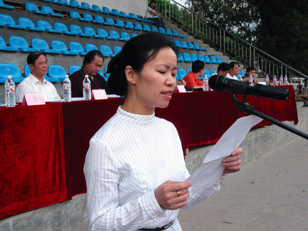 我校党委副书记林娜在开幕式上致词。