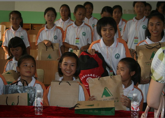 开学伊始收到出版社的叔叔阿姨为自己精心准备的礼物,同学们非常开心