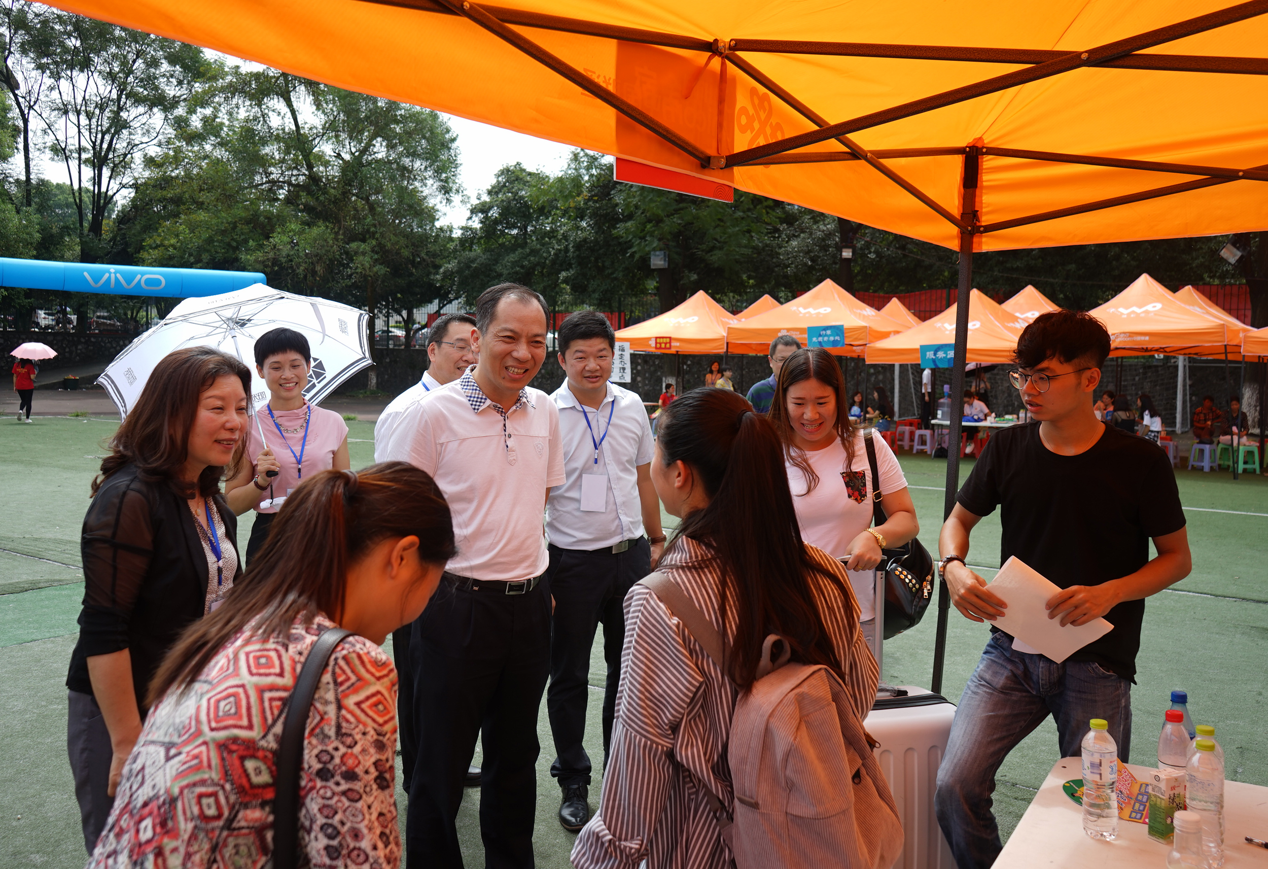 旷永青副书记与新同学交流9.jpg