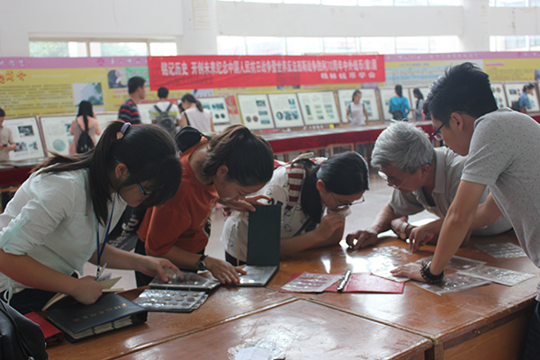 马冠武老师为同学们讲解钱币的历史