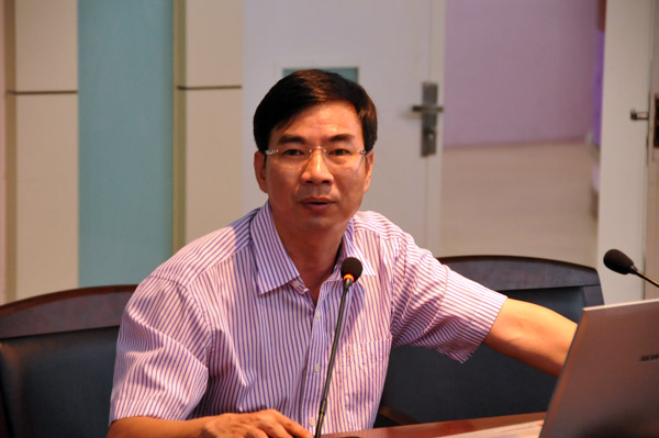 梁宏校长向专家组汇报化学学科点情况