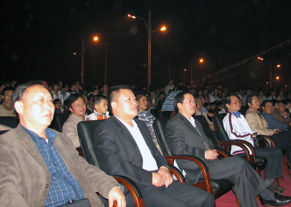 校领导在观看演出。