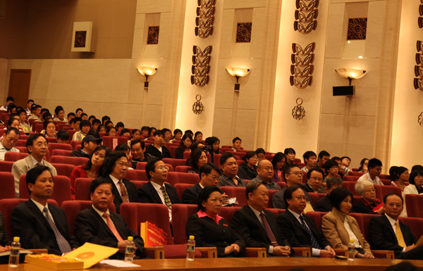 王枬书记、刘健斌副校长出席首发式（出版社　姜革文　摄）