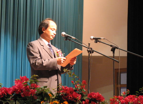 我校副校长易忠致欢迎辞