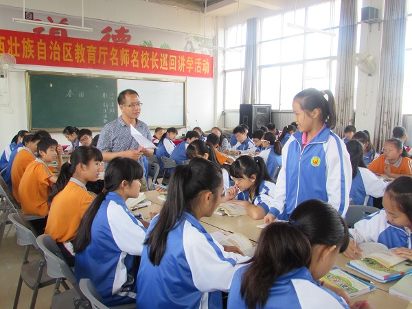 柳州市教科所覃方确书记在大新县民族希望中学上《春酒》