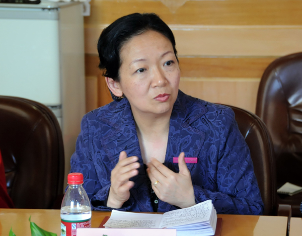 我校党委书记王枬在会上讲话。