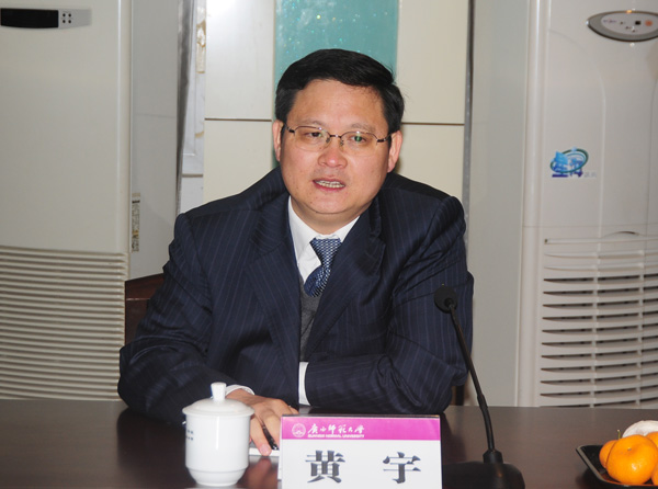 自治区教育厅副厅长黄宇主持座谈会。