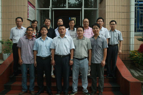 王源平副书记与挂职干部合影