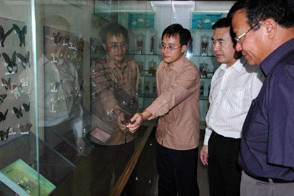 郑树山同志一行在参观生科院标本馆。