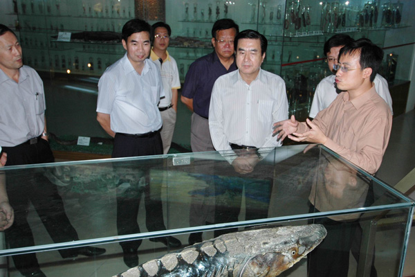 郑树山同志一行在聆听生科院标本馆讲解员讲解。