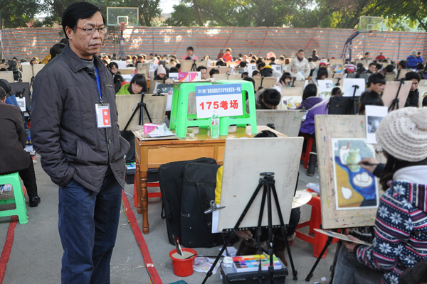 钟瑞添副校长视察考场（潘攀                     </div></div></article>
                    </div>
                    <div id=