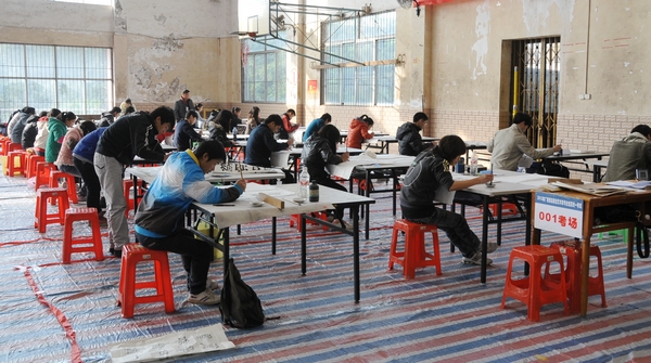 书法专业全区招生统一考试我校考点现场一角（大学生记者团 徐艺萍 摄）