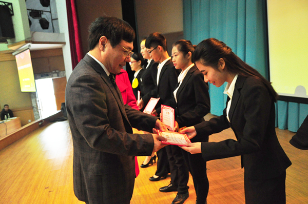 李传起副校长颁发一等奖荣誉证书