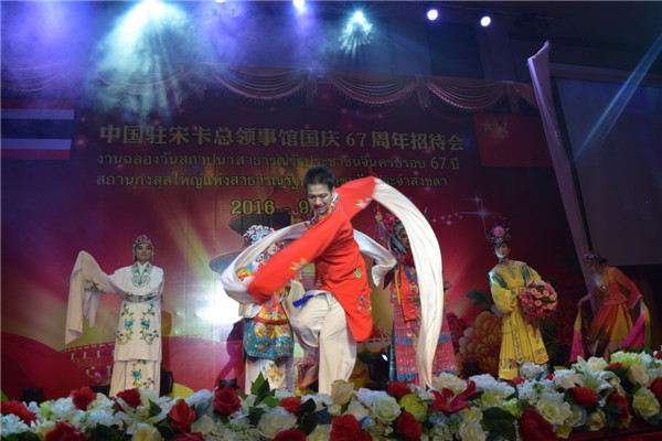 孔院老师婀娜的舞姿